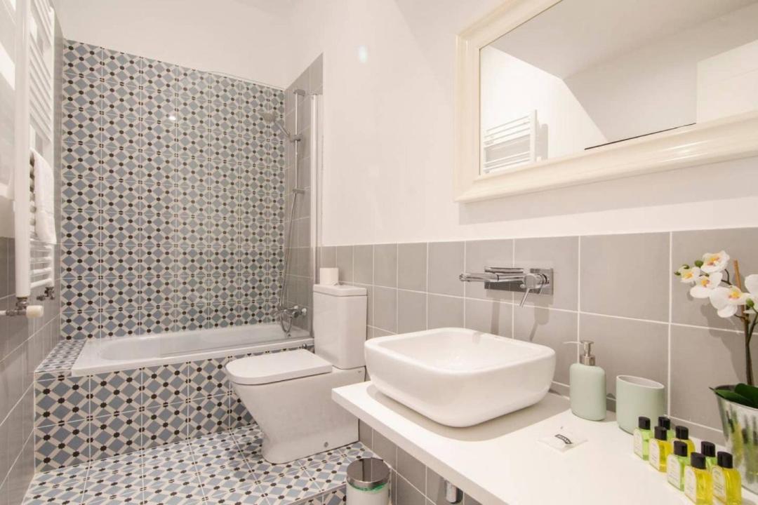 Renovated And Modern- 3bd 2bth- Anton Martin *